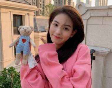 ​送花给女朋友写点什么好呢 送花文案短句(69句)