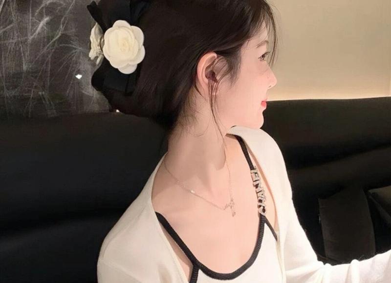 跟女生聊天的小技巧套路(女撩男怎么聊天找话题)
