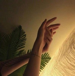 ​为爱流下伤心泪表达的主题（伤心泪崩的心情说说）