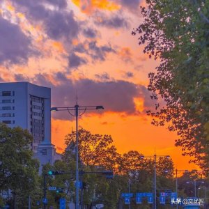 ​歌曲发朋友圈说点什么文案（适合发朋友圈的歌词文案）