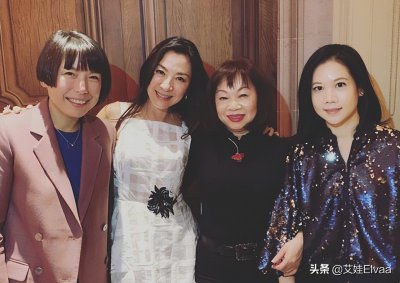 ​杨紫琼红毯被男友搂超腻歪，穿西装戴天价天珠，未婚夫偶像包袱重